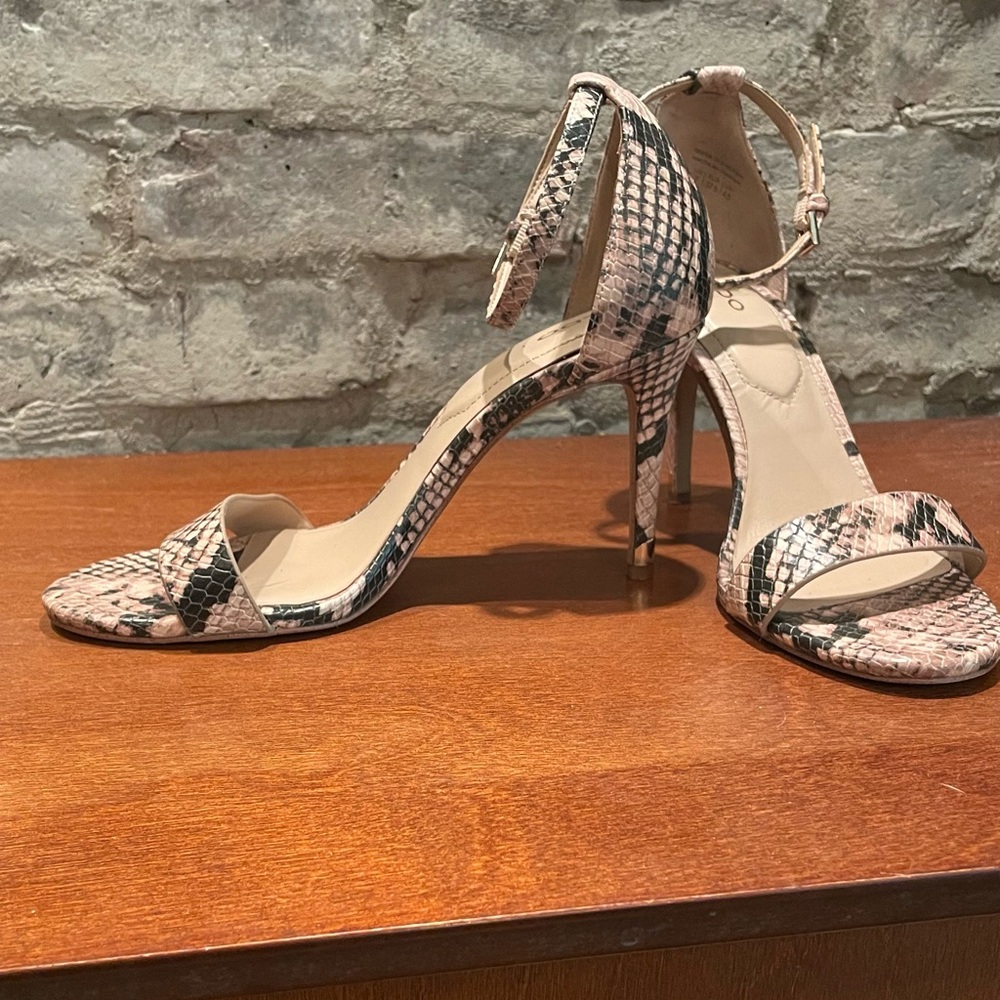 Python print leather heel sandals Sz 7